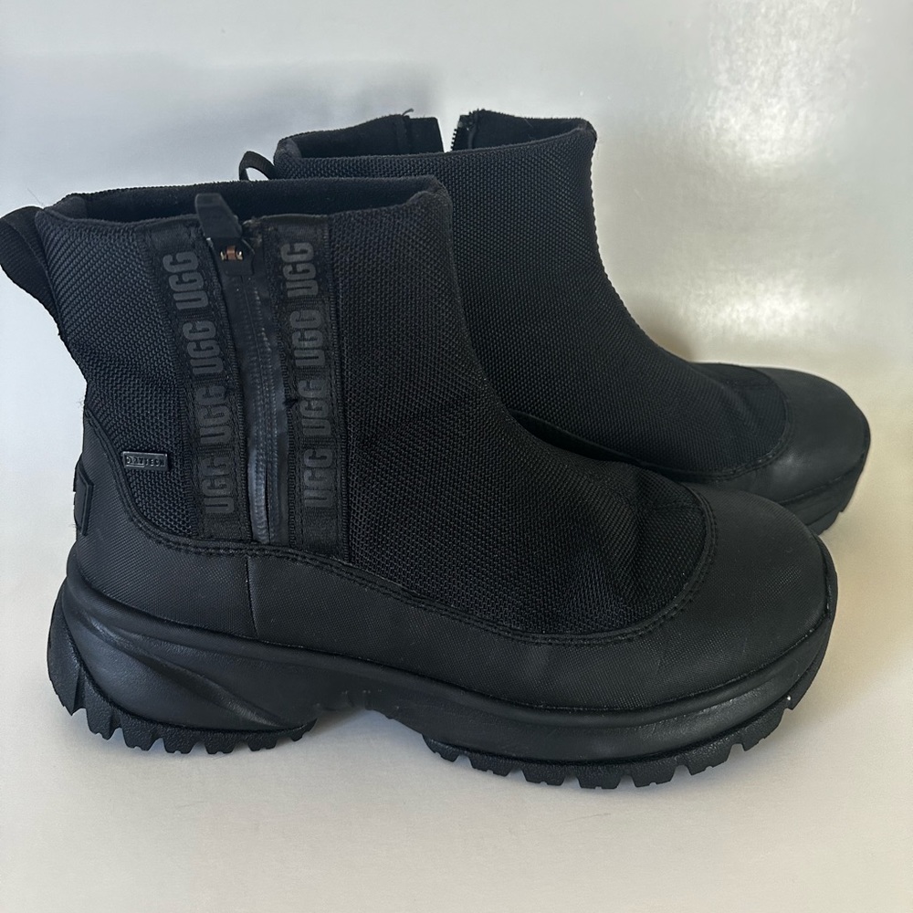 UGG Shoes boots size 7/7.5 leather fabrics waterproof black